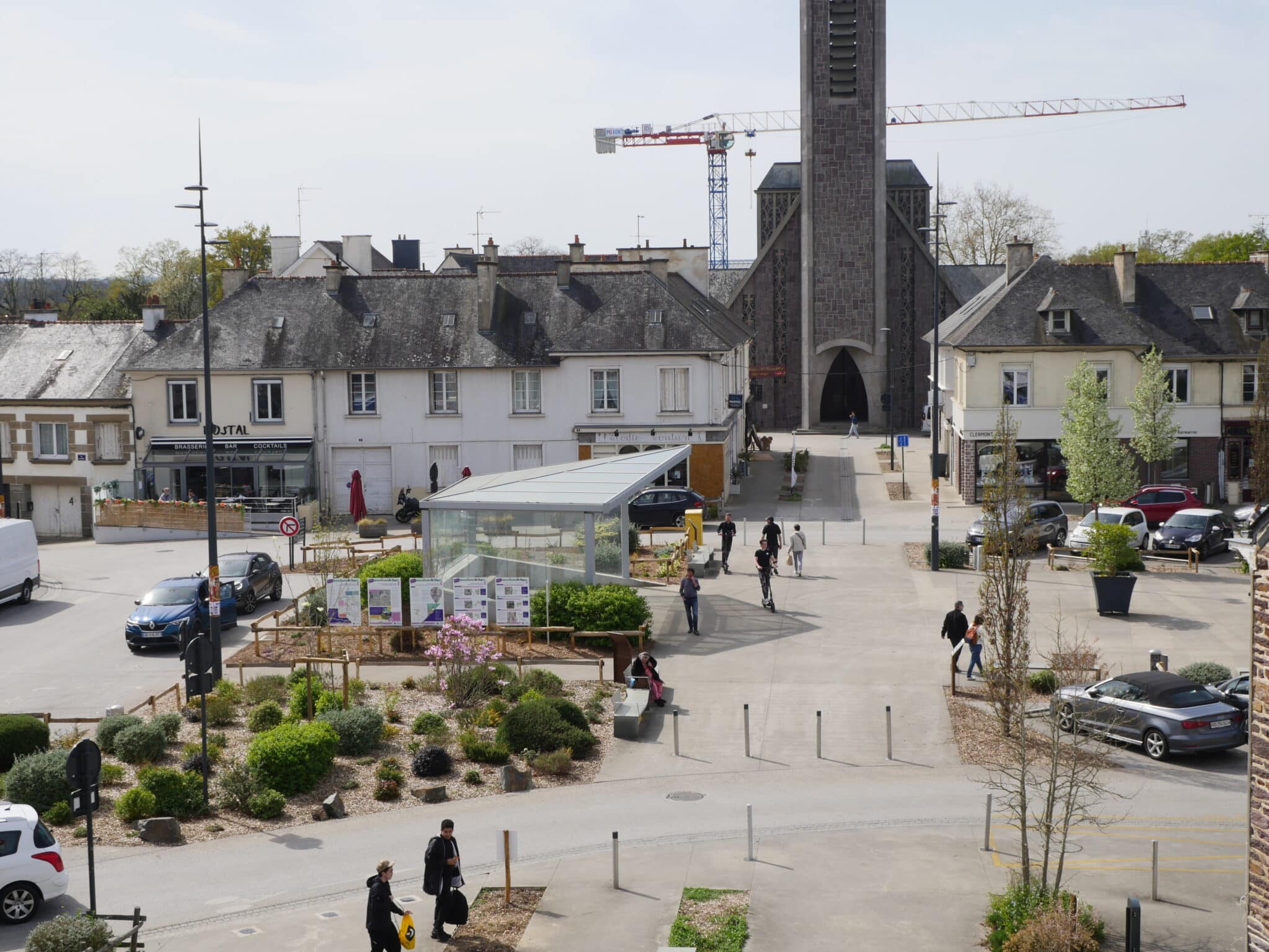 Couvreur artisan posant des ardoises sur une toiture à Bruz — MD Toiture 35170