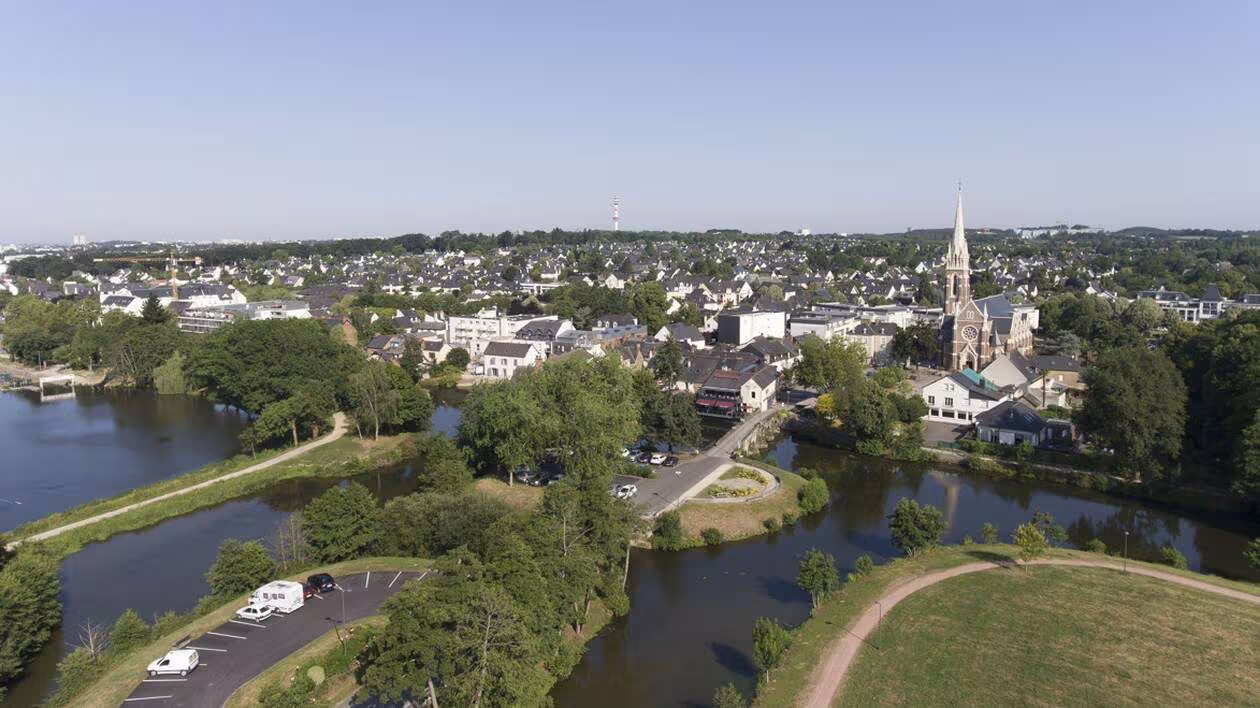 Couvreur artisan posant des ardoises sur une toiture à Cesson-Sévigné — MD Toiture 35510