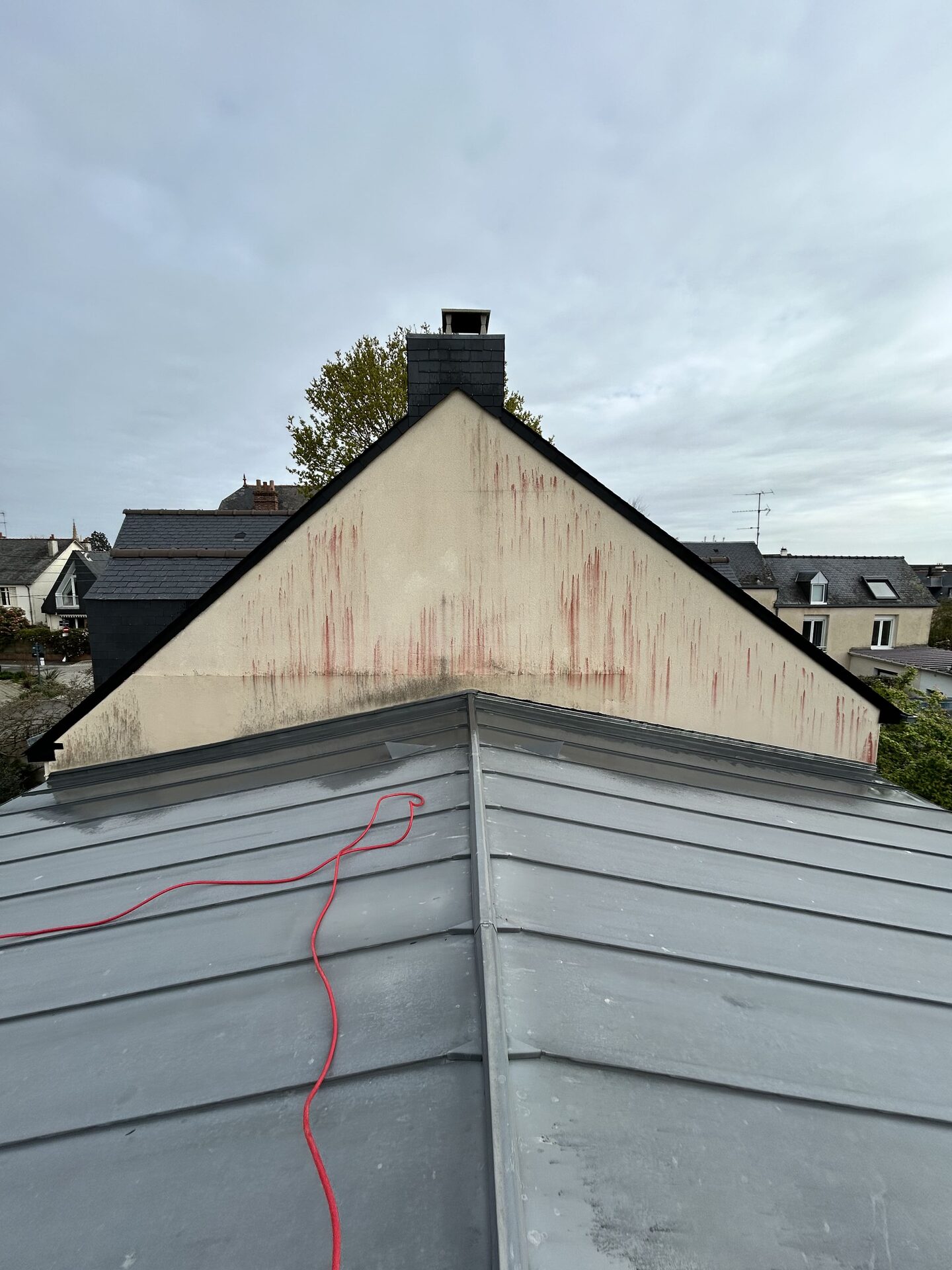 Couvreur artisan posant des ardoises sur une toiture à Chantepie — MD Toiture 35135