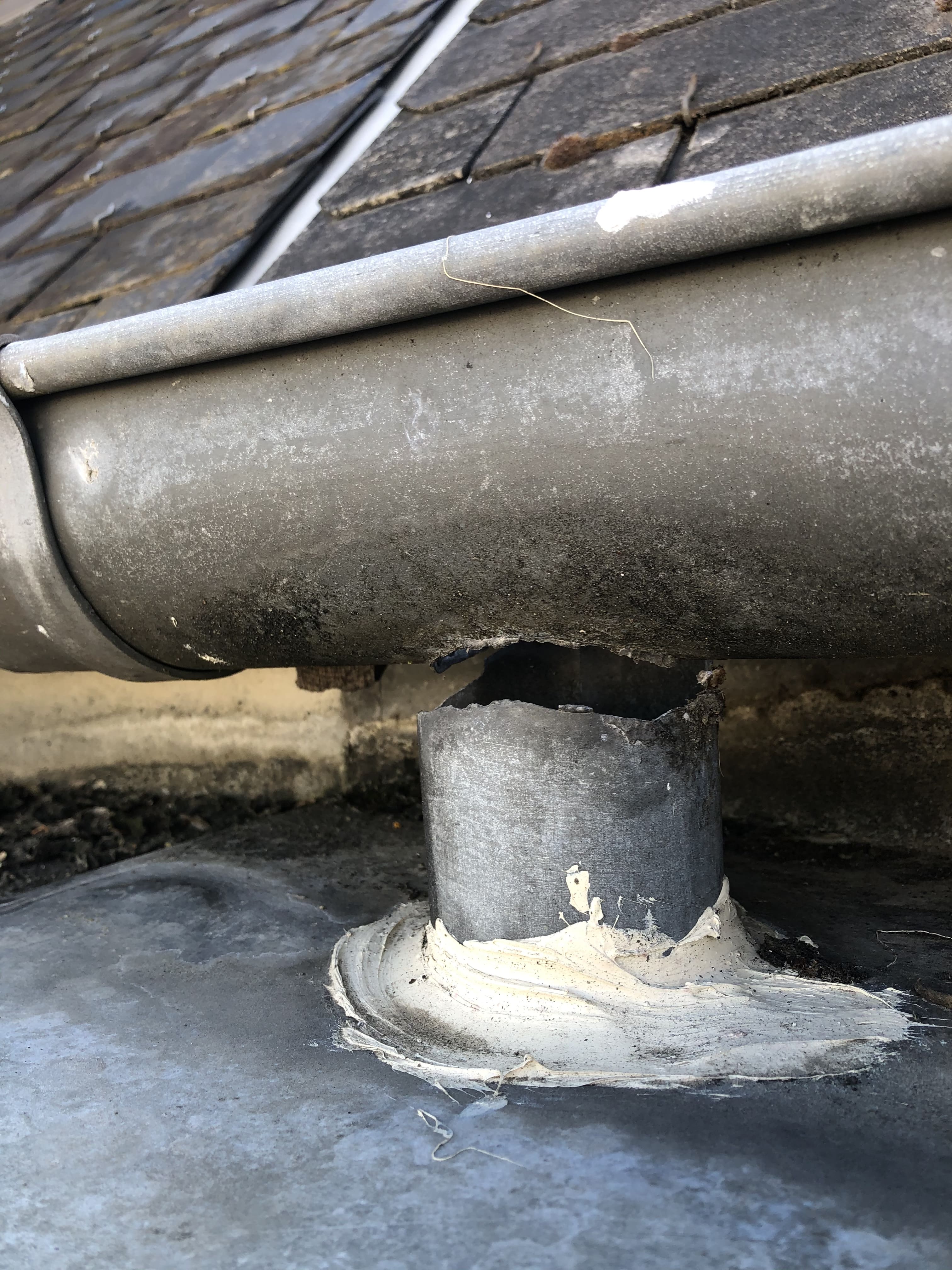 Gouttière zinc ancienne percée avant remplacement — MD Toiture Rennes