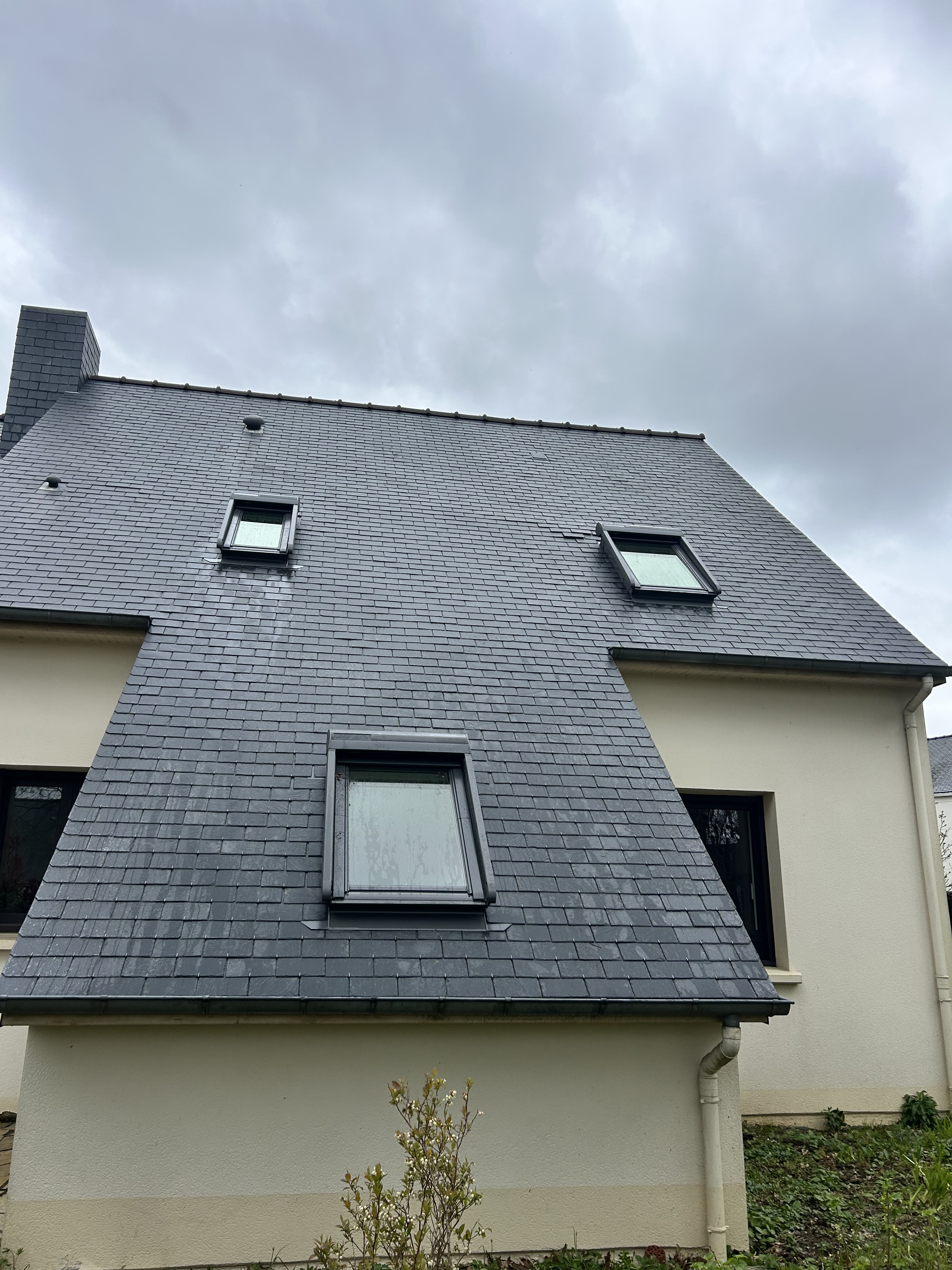 Après démoussage nettoyage — toiture ardoise propre traitée hydrofuge Rennes MD Toiture