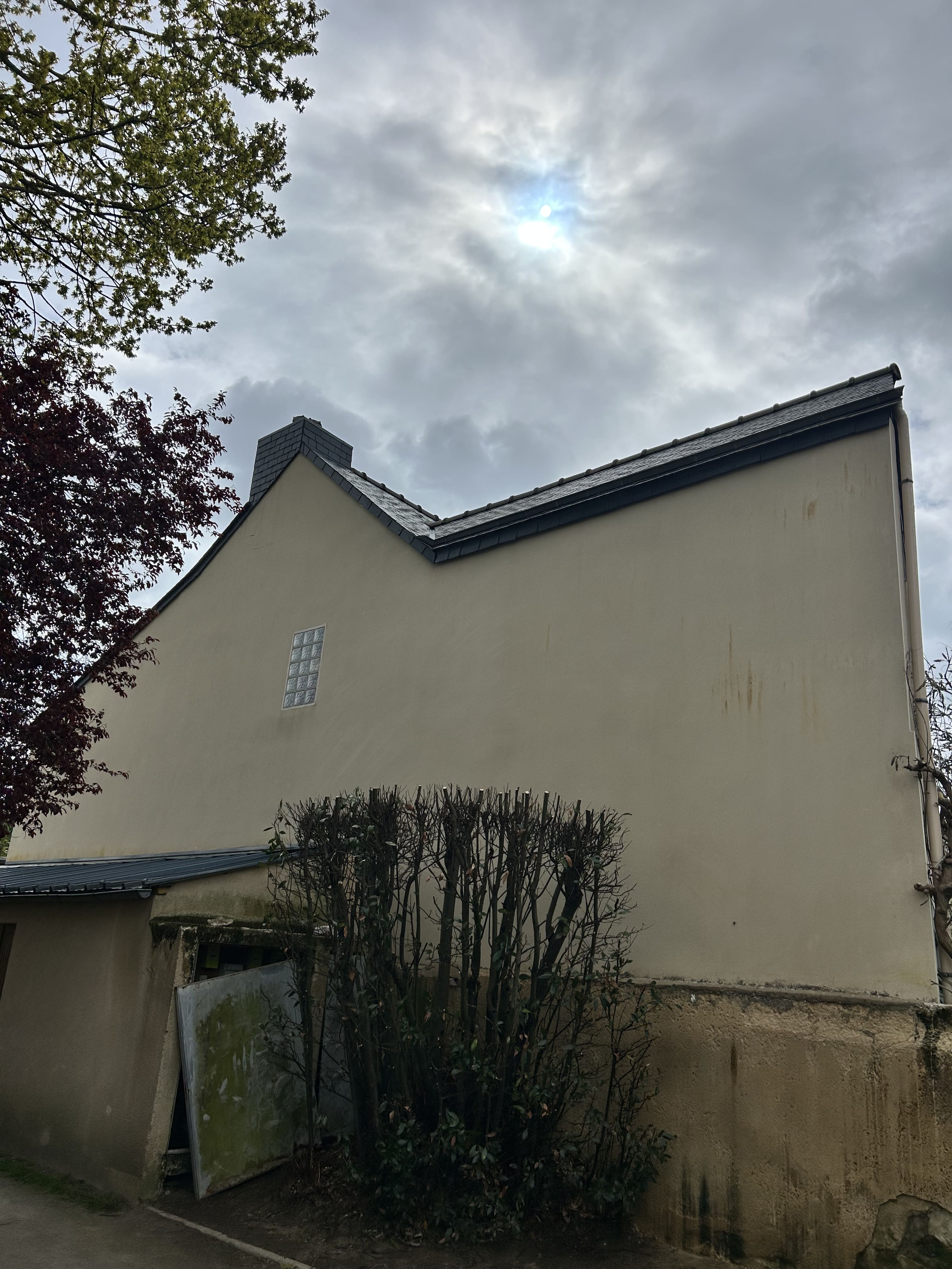 Après nettoyage façade — mur propre traitement anti-mousse Rennes MD Toiture