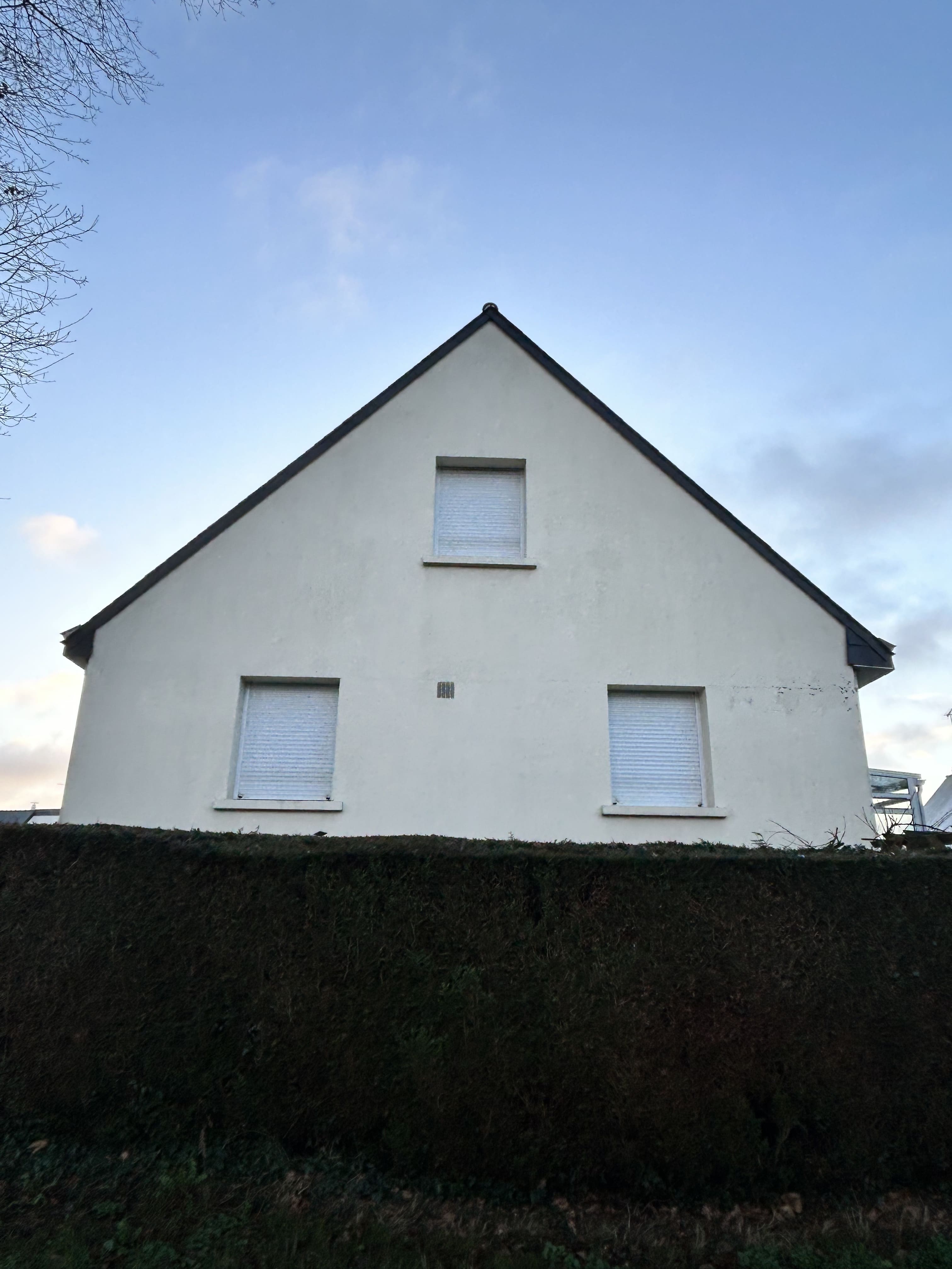Après nettoyage façade — crépi propre traitement hydrofuge anti-mousse Rennes MD Toiture