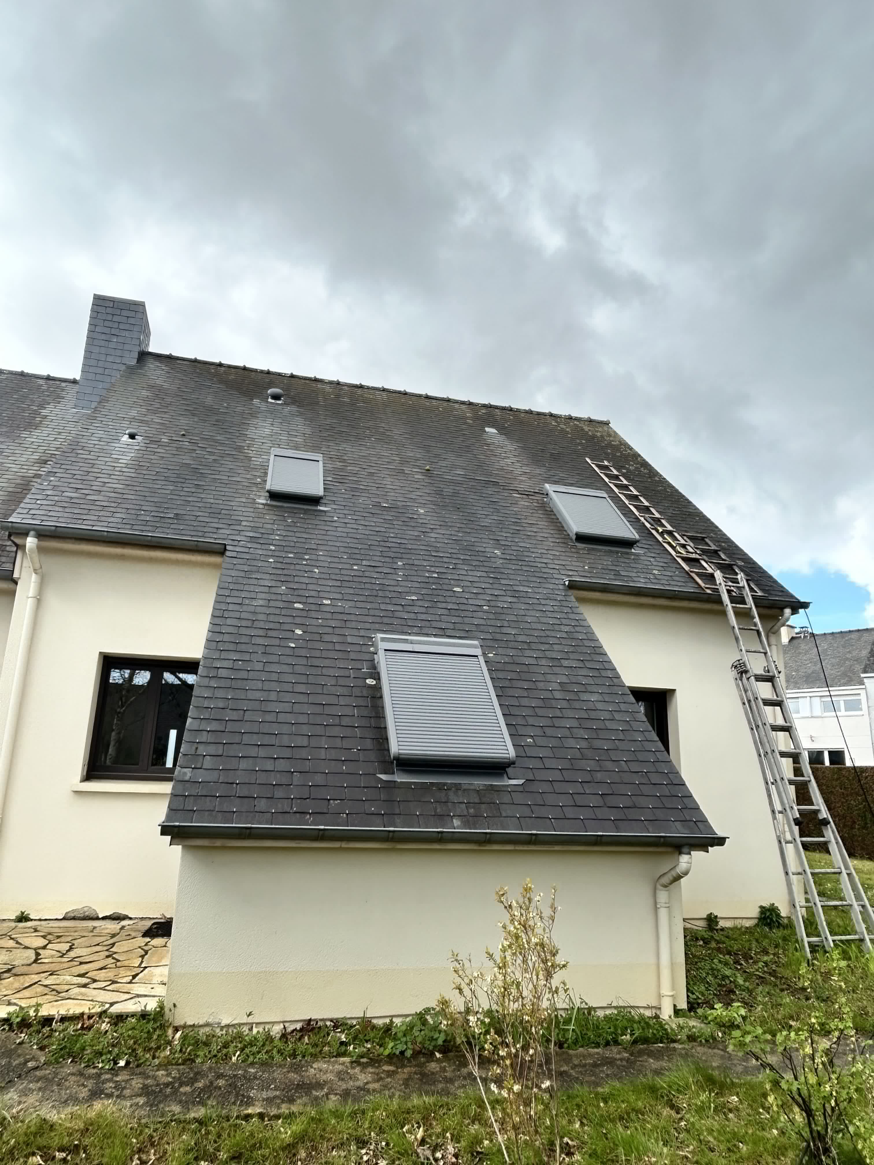 Avant démoussage — toiture ardoise encrassée mousse et lichens Rennes MD Toiture