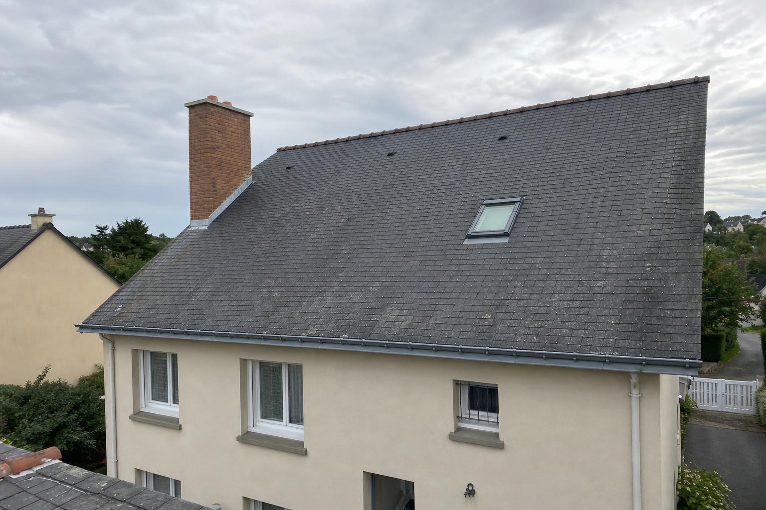 Toiture ardoise naturelle rénovée par MD Toiture à Chantepie — maison bretonne 35135