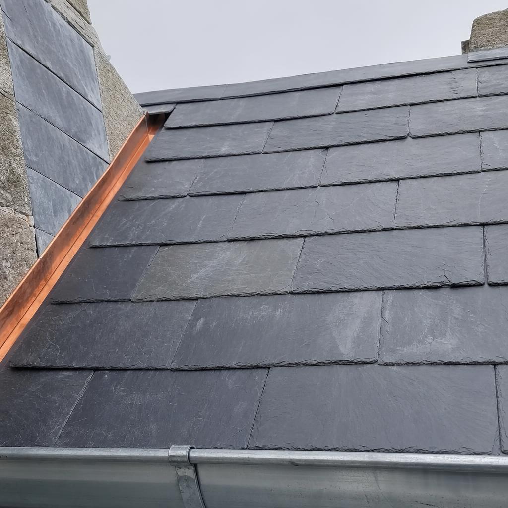 Détail ardoises naturelles posées par MD Toiture sur une maison à Chantepie — travaux de couverture 35135
