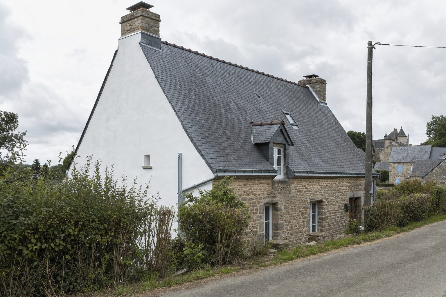 Maison bretonne en Ille-et-Vilaine avec toiture ardoise naturelle rénovée — MD Toiture couvreur 35