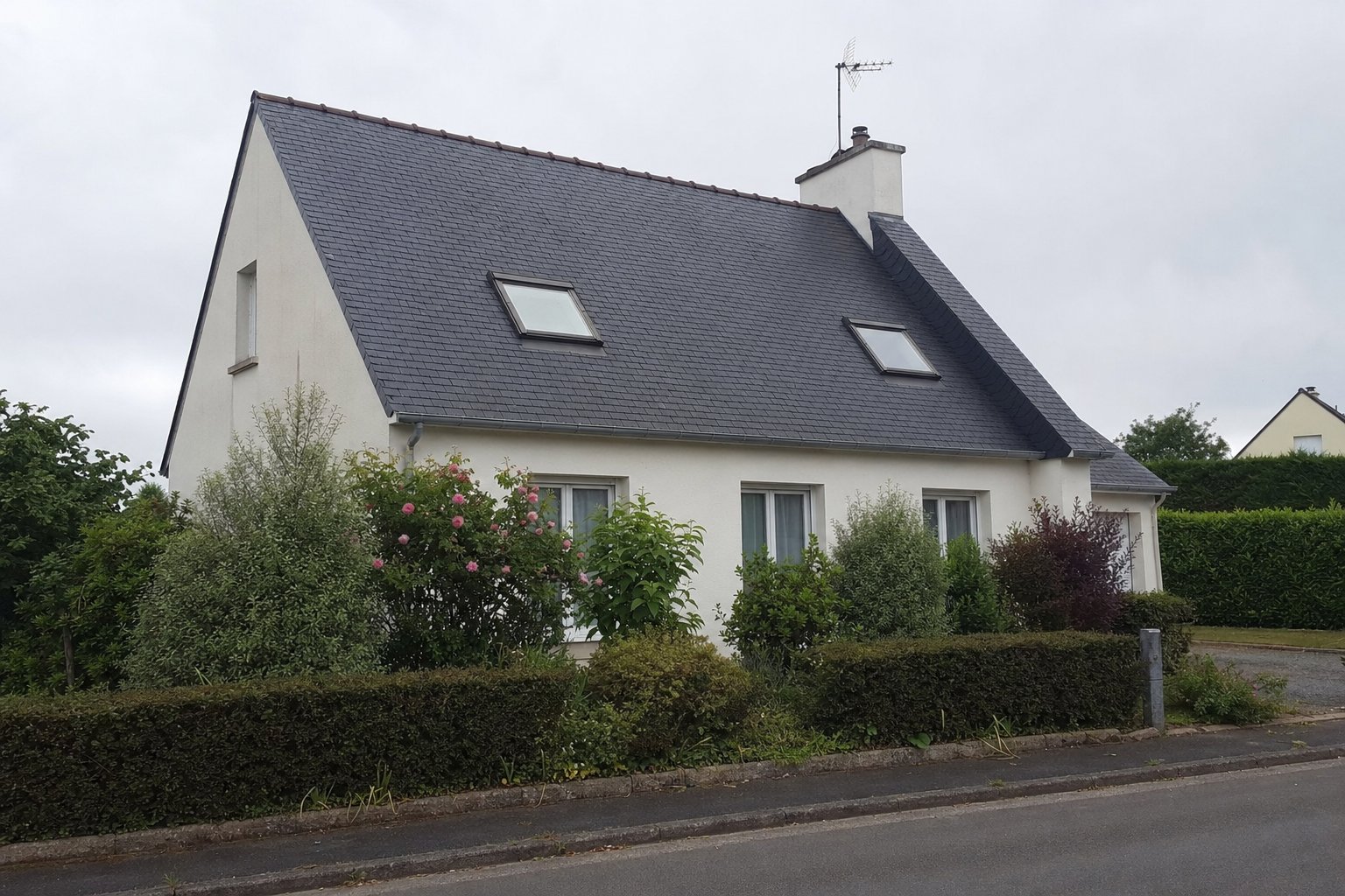 Toiture ardoise naturelle rénovée par MD Toiture à Pacé — maison bretonne 35740