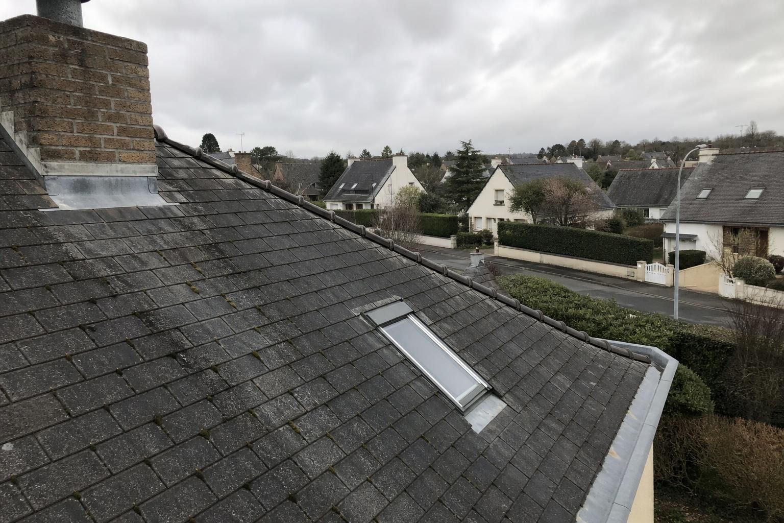 Toiture ardoise naturelle rénovée par MD Toiture à Vezin-le-Coquet — maison bretonne 35132