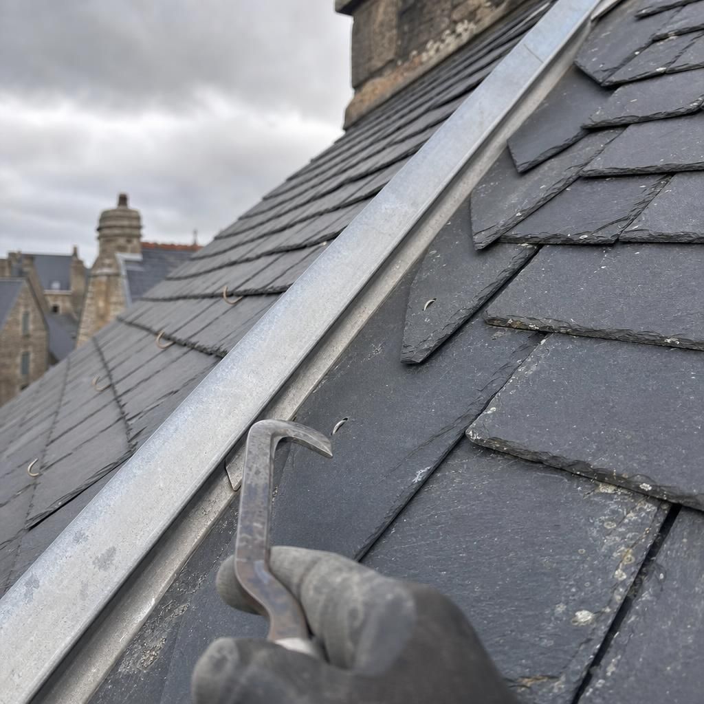Détail ardoises naturelles posées par MD Toiture sur une maison à Vezin-le-Coquet — travaux de couverture 35132