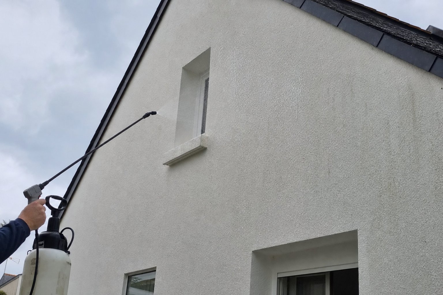 Traitement hydrofuge anti-mousse façade maison bretonne Rennes — MD Toiture