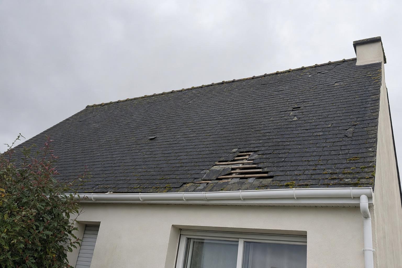 Toiture en ardoise naturelle présentant des signes d'usure — ardoises déplacées et mousse visible — couvreur Rennes MD Toiture