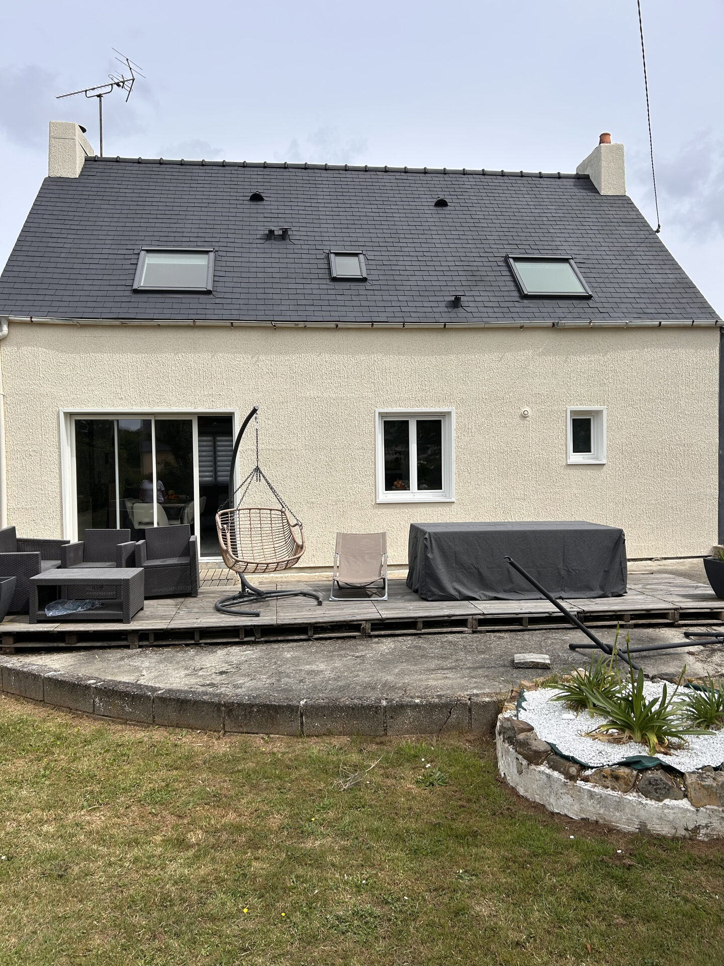 Deux souches de cheminée sur une toiture en ardoise près de Rennes — ramonage du conduit par MD Toiture