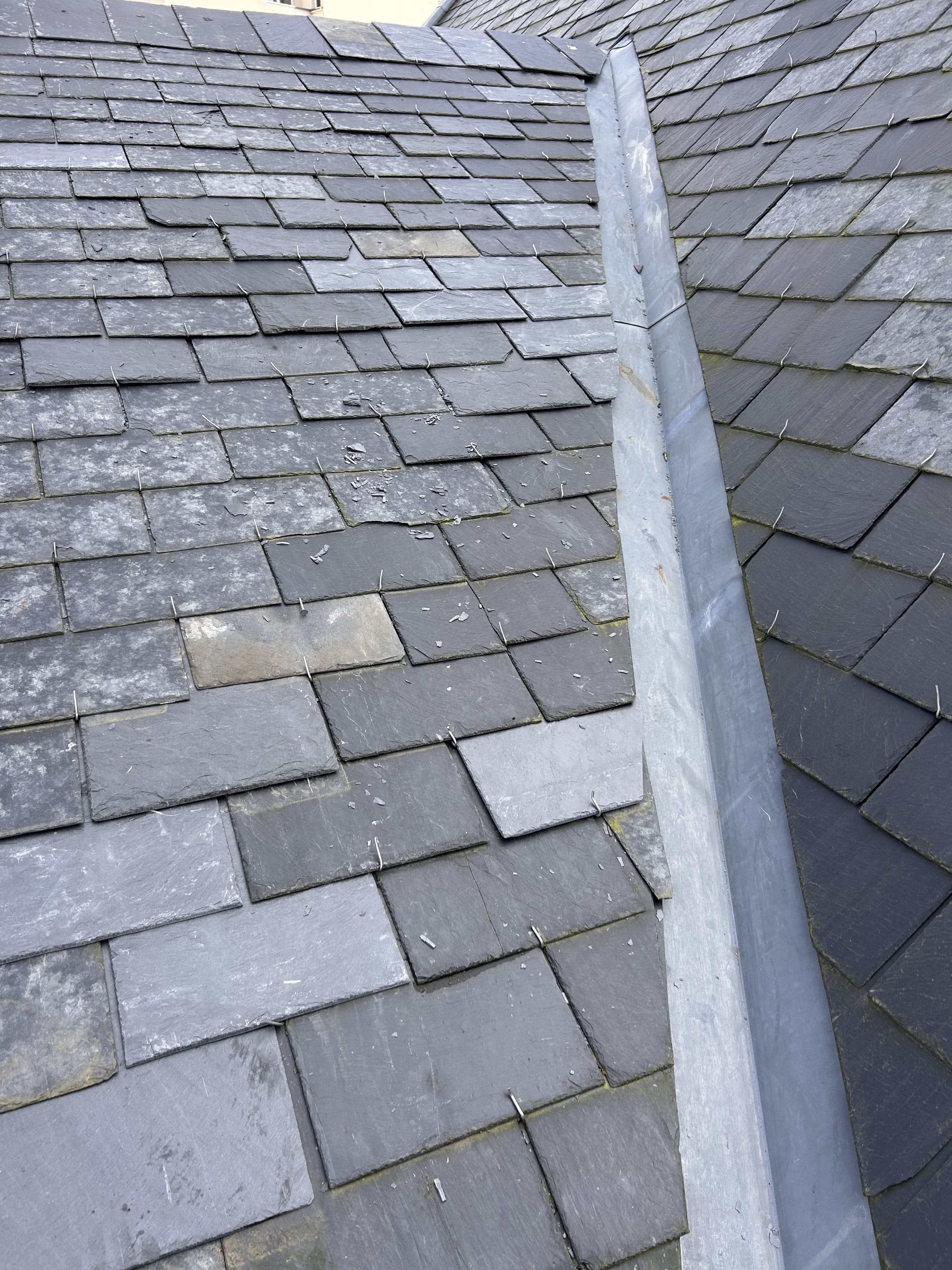 Noue en ardoise reparee par MD Toiture — etancheite restauree, ardoises neuves — couvreur Rennes